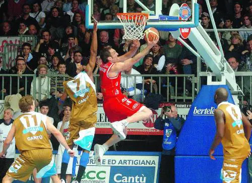 Siena si libera anche della Virtus Cantù nel derby fa cadere Milano