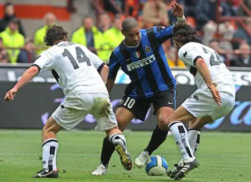 Inter, Adriano si rimette in testa la corona