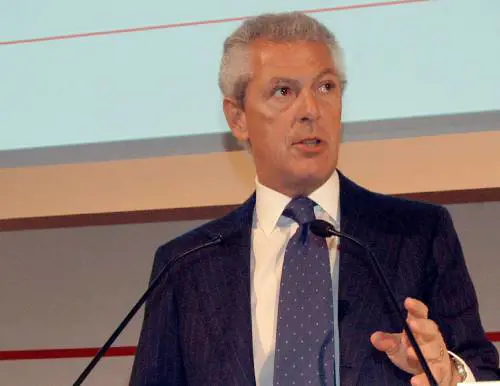 Telecom, l'offerta americana 
Ma sinistra e governo frenano