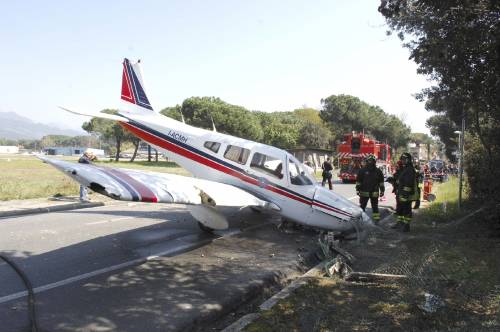 Piper atterra sulla strada a Marina di Massa
