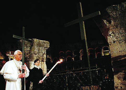 La Via Crucis di Benedetto XVI: «Il nostro Dio non è lontano»
