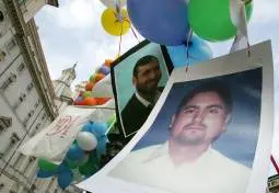 I talebani: "Abbiamo decapitato l'interprete di Mastrogiacomo". 
La Cdl: Prodi subito in Parlamento