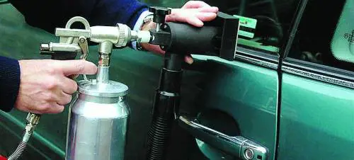 Il «marchio» di identificazione su 650mila vetture in un anno