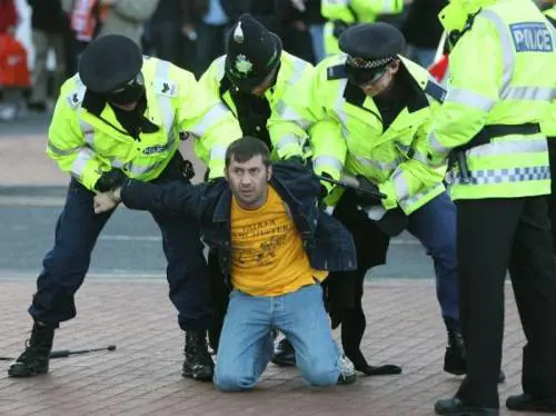 Manchester, scontri tra polizia 
e tifosi della Roma allo stadio