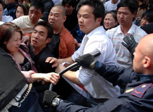 Milano, rivolta a Chinatown: 
300 immigrati contro la polizia 
Moratti: "No a zone franche"