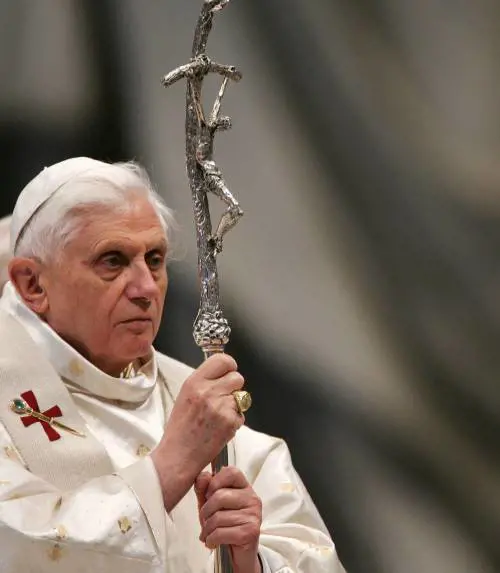 Benedetto XVI scrive di Gesù ma parla all'uomo 
"Non è un atto di magistero, liberi di criticarmi"