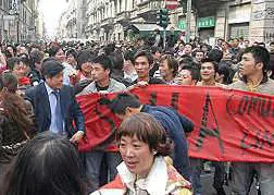 L’ultimo abbaglio della sinistra: 
schierata con i cinesi in rivolta