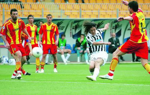 Camoranesi imita Zidane Vince la Juve dei campioni