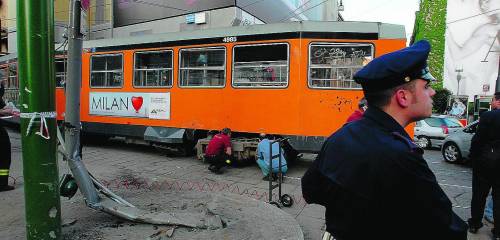 Tram deraglia e abbatte semaforo: otto feriti