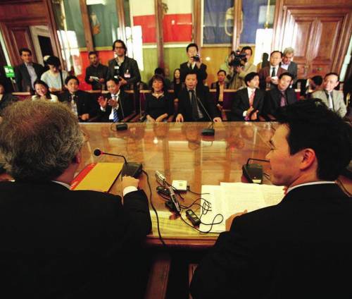 Ultimatum dei cinesi: «Basta coi controlli»