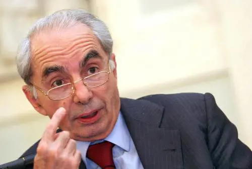 Redditi dei politici, Berlusconi batte tutti 
Amato è il più ricco del governo