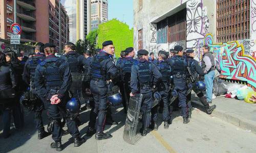 La polizia ci riprova all’alba: sgomberata la Stecca