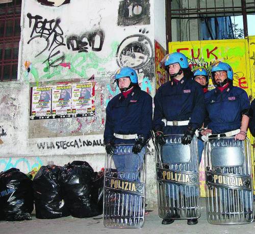 La polizia ripulisce la Stecca dai senegalesi