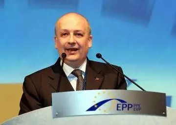 Il premier costretto a difendersi. Forza Italia: chiarisca