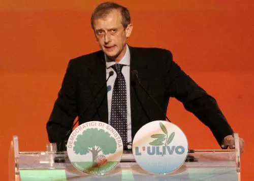 L'ultimo congresso Ds, poi sarà Pd 
Il Cavaliere: "Anche la Cdl si unirà"