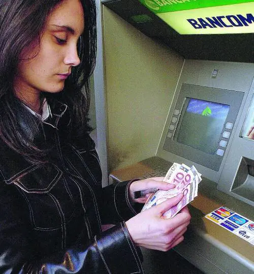 Bancomat e bollette lAutorità antitrust  taglia i costi bancari