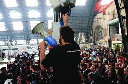 «Biglietti scontati», no global bloccano i treni