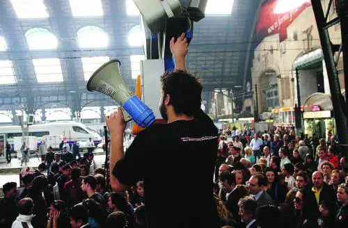 «Biglietti scontati», no global bloccano i treni