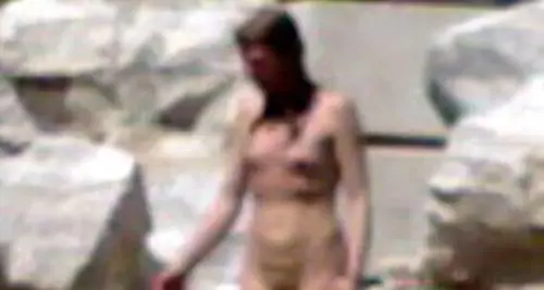 Un tuffo nuda nella fontana di Trevi