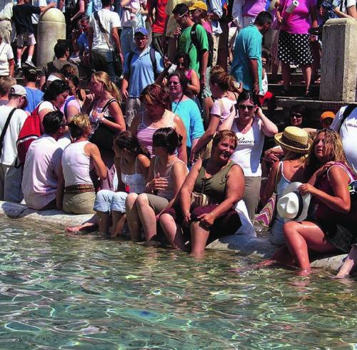 Turista fa il bagno nuda nella Fontana di Trevi