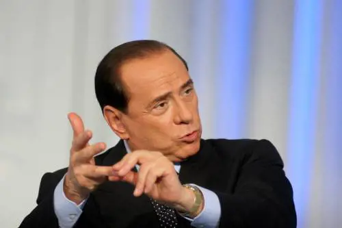 Berlusconi: "Tifiamo per Sarkozy". Prodi: "Alleanza Royal-Bayrou"