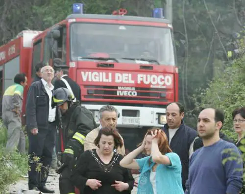 Napoli, esplode fabbrica di fuochi 
Tre i morti, almeno dieci i feriti 
I testimoni: "Aiuto, il terremoto"