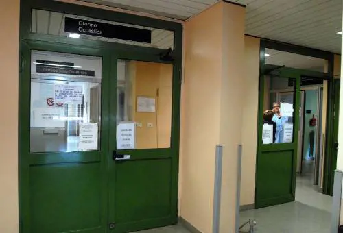 Operati di cataratta, perdono la vista. Sequestrato l’ospedale di Voghera