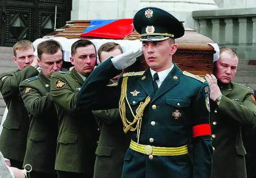 Tutta lex nomenklatura ai funerali dello zar Eltsin