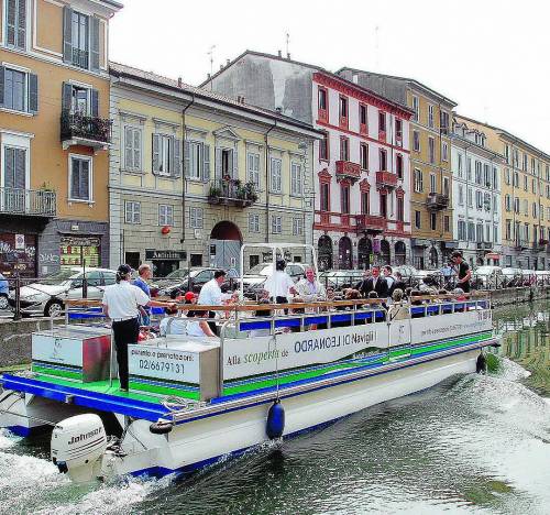 Tutti in fila per la crociera sui Navigli