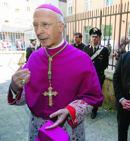 La rabbia della Chiesa: "Attacchi ignoranti" Ruini: pallottole di carta