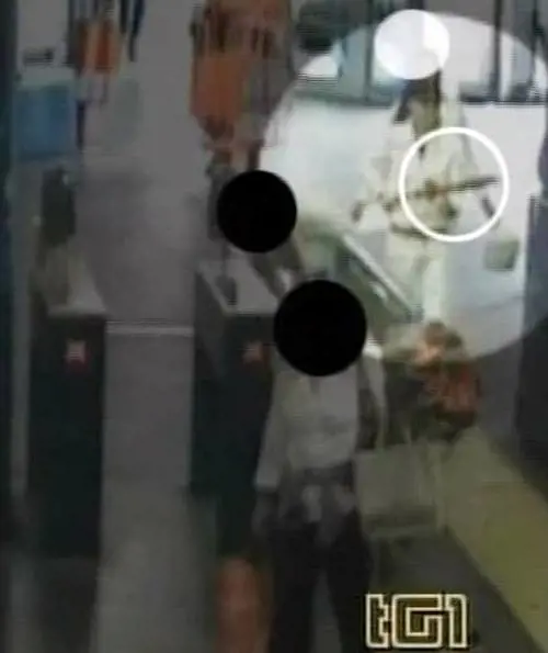 L'immagine della romena con l'ombrello