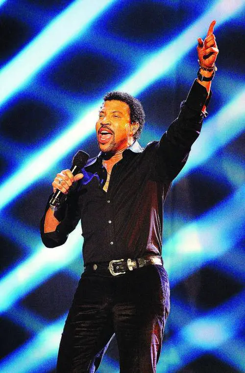 Canta «We are the world» e trentanni di successi