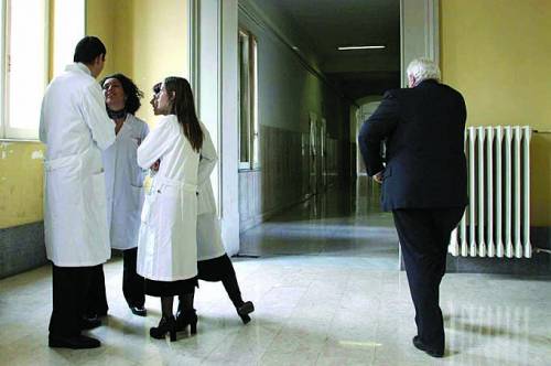 Tutti i medici contro il governo: "Sta distruggendo la sanità"
