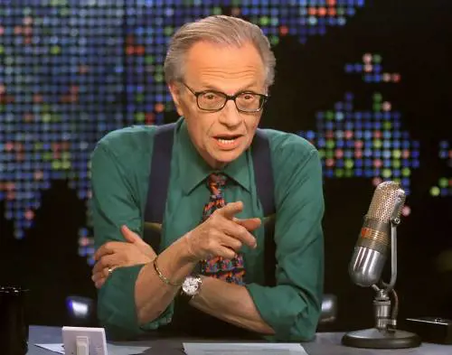 Larry King, festa per l’anchorman con lo stile di velluto e le bretelle colorate