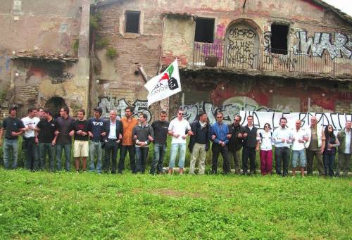 Catena umana per salvare il parco