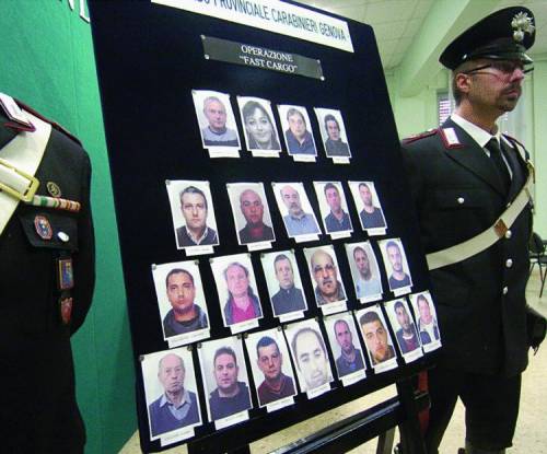 L’operazione «Fast Cargo» ha portato all’arresto di 35 persone mentre 66 sono state denunciate a piede libero. Emesse 39 ordinanze di custodia cautelare In galera la banda dei ladri del porto L’organizzazione criminale sgominata dai carabinieri in tr