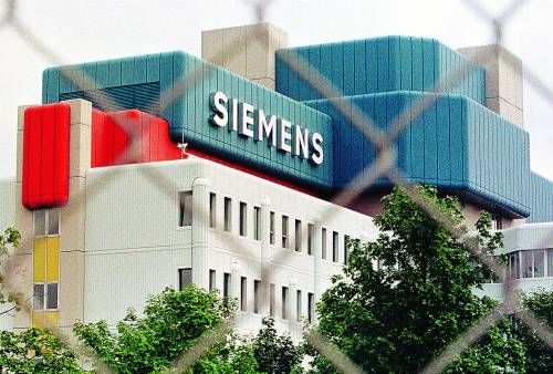 Siemens "taglia" 7.800 dipendenti. A casa due persone ogni cento