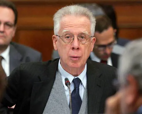 Pensioni, scontro nel governo 
Prc contro Padoa-Schioppa: 
"Ha idee fuori dal programma"