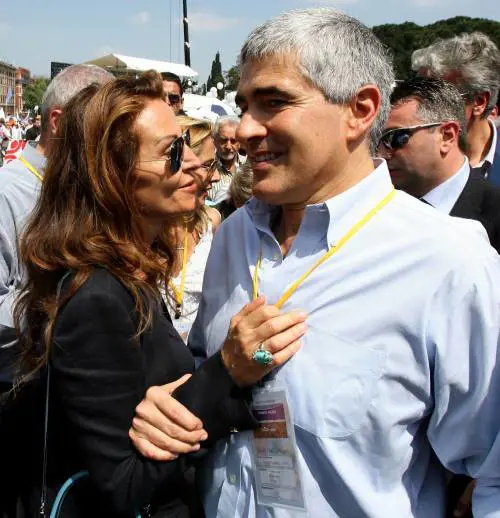 E la piazza incita Casini: "Fai pace con Silvio"