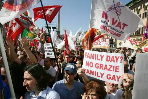 E la piazza dei laici vuole  divorziare dai ministri assenti
