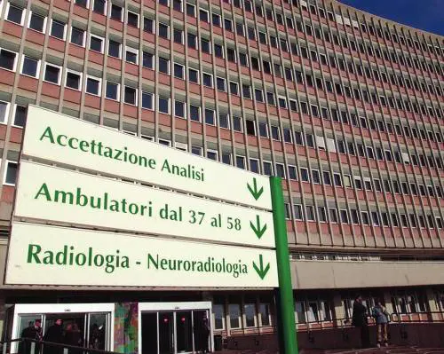 La media giornaliera di afflusso per le visite specialistiche è salita a 1700 persone. Cursi (An): «Messi a frutto i finanziamenti della passata giunta» SantAndrea, quando la sanità fa eccezione Lospedale di Grottarossa promosso dalla commissione 