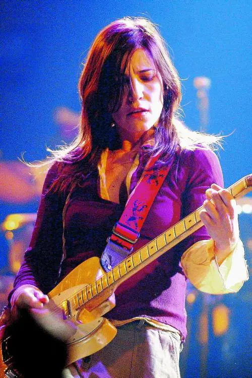 La ragazza con la chitarra  che non smette di cantare