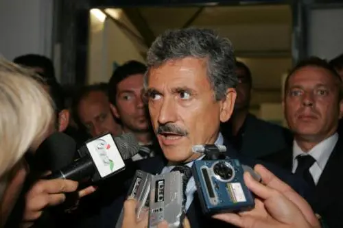 D’Alema si toglie i sassolini e li scaglia contro il governo
