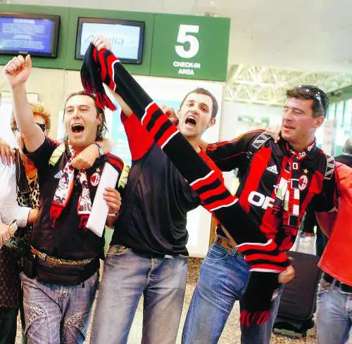 Secondo laccusa avrebbero fatto pressioni per ottenere i biglietti della finale di Champions League. In cambio promettevano di «tenere buoni i ragazzi» Arrestati 7 ultrà del Milan: ricattavano la società