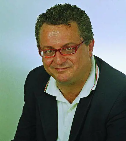 L’organizzatore di concerti  che vuole cantarla alla sinistra