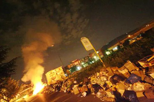 Emergenza rifiuti: continuano a bruciare i cassonetti lungo le strade