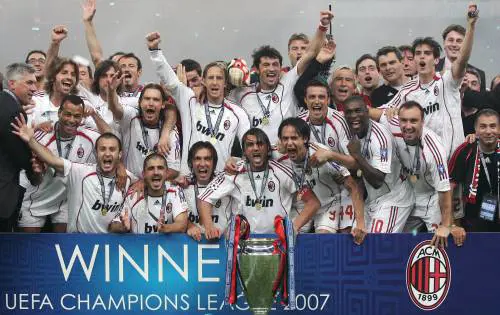 Campioni! Il Milan re d'Europa 
Due gol di Inzaghi, Liverpool ko 
Atene è la rivincita di Istanbul