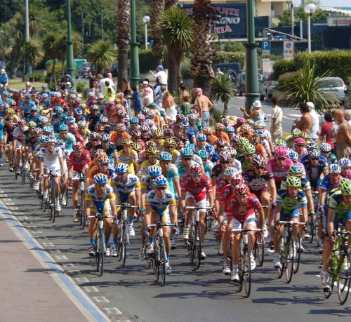L’«Outlet» di Serravalle si veste di rosa con il Giro