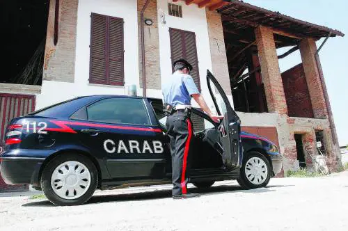 Trova la moglie con lamico: la uccide