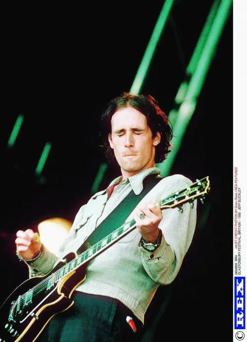 Il mito di Jeff Buckley poeta del rock bruciato dalla vita